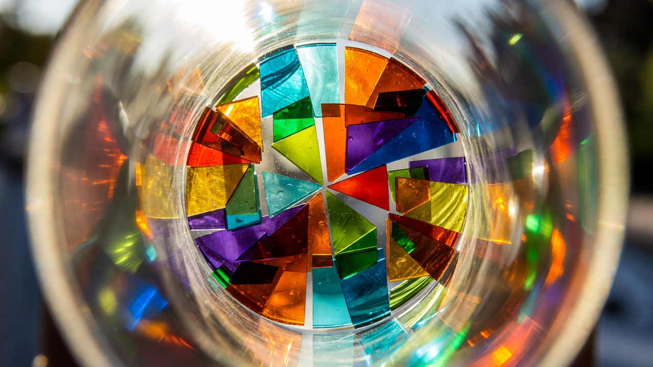 Vitral colorido de cristales geométricos representando la unidad y la soberanía del alma.